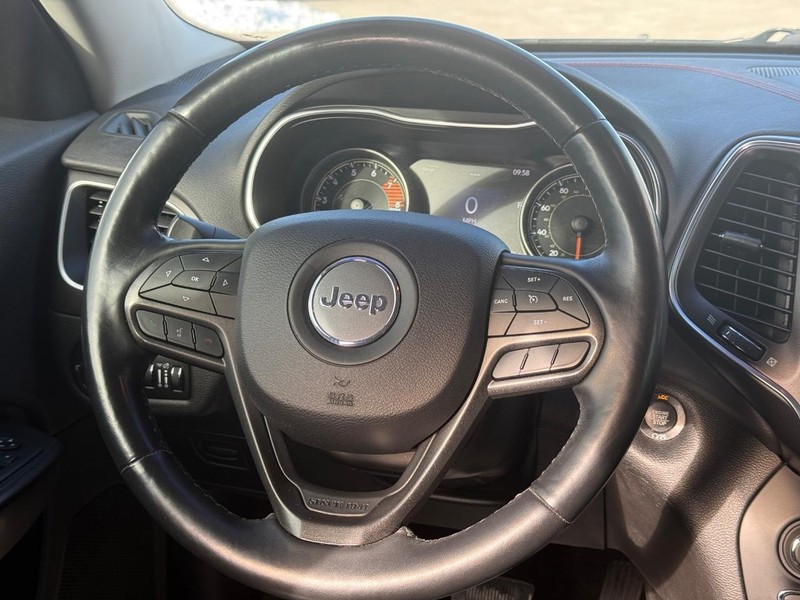 Jeep Cherokee Vehicle Full-screen Gallery Image 12