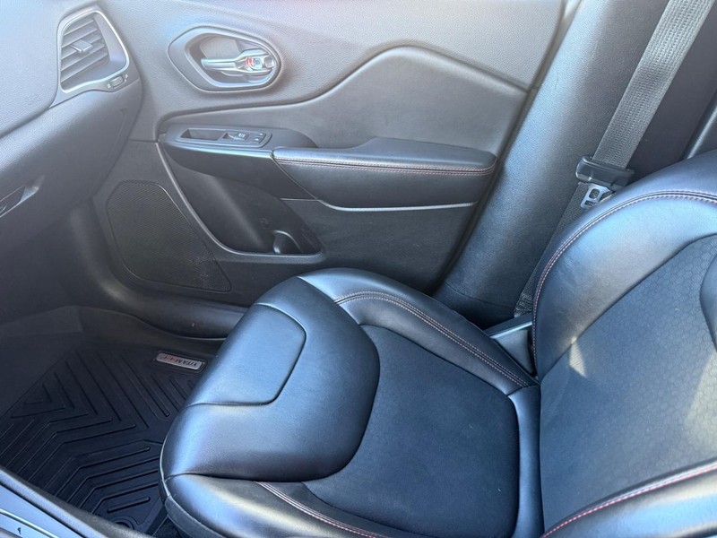 Jeep Cherokee Vehicle Full-screen Gallery Image 20