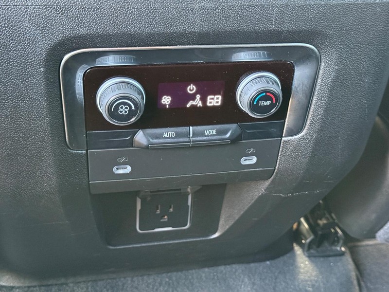 Chevrolet Tahoe Vehicle Full-screen Gallery Image 12