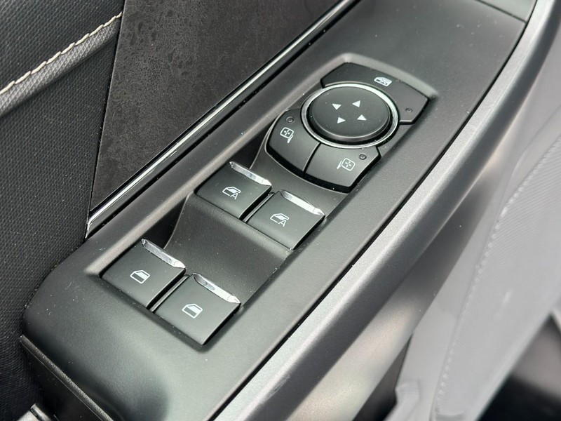 Ford F-150 Vehicle Full-screen Gallery Image 17