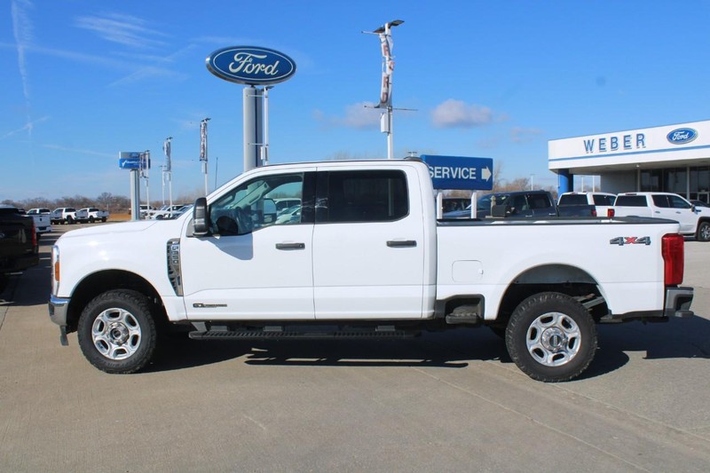 Ford Super Duty F-350 SRW Vehicle Full-screen Gallery Image 2
