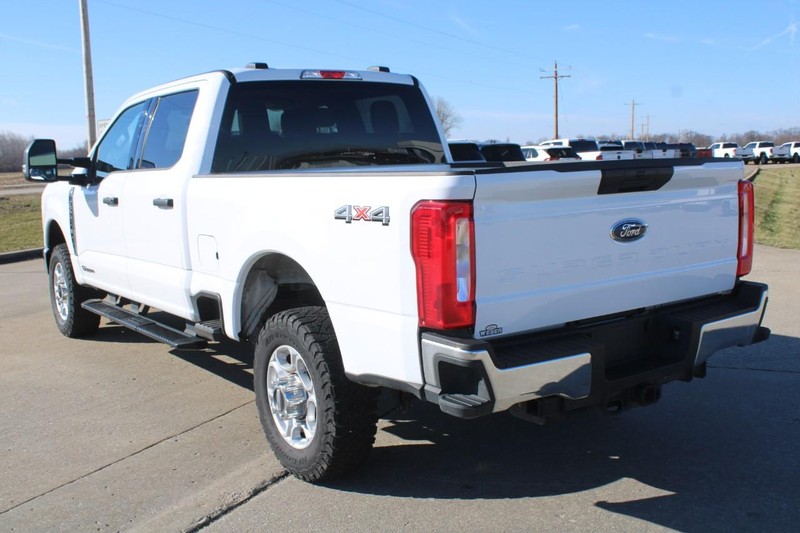 Ford Super Duty F-350 SRW Vehicle Full-screen Gallery Image 3