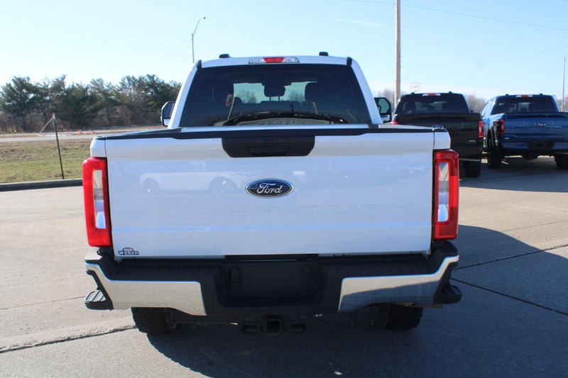 Ford Super Duty F-350 SRW Vehicle Full-screen Gallery Image 4