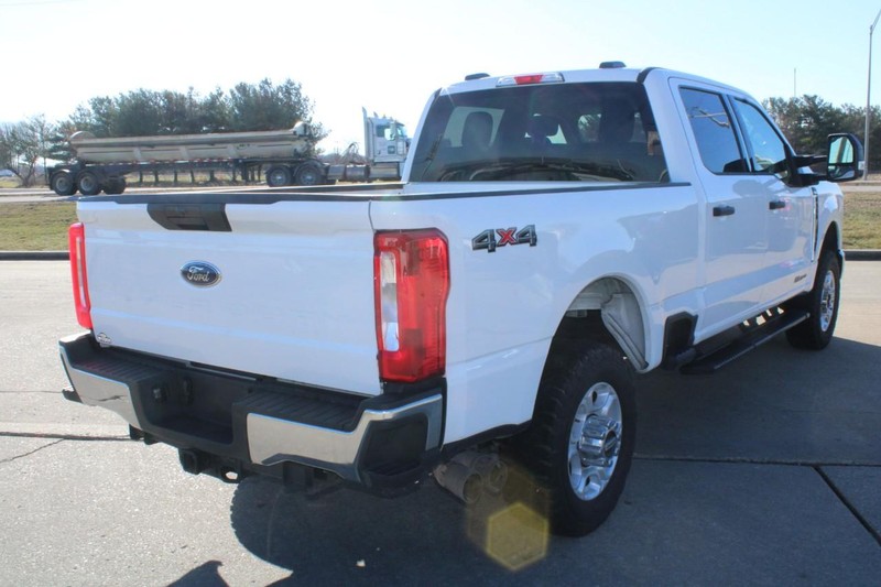 Ford Super Duty F-350 SRW Vehicle Full-screen Gallery Image 5