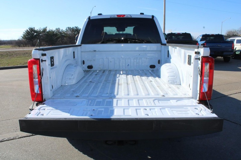 Ford Super Duty F-350 SRW Vehicle Full-screen Gallery Image 6