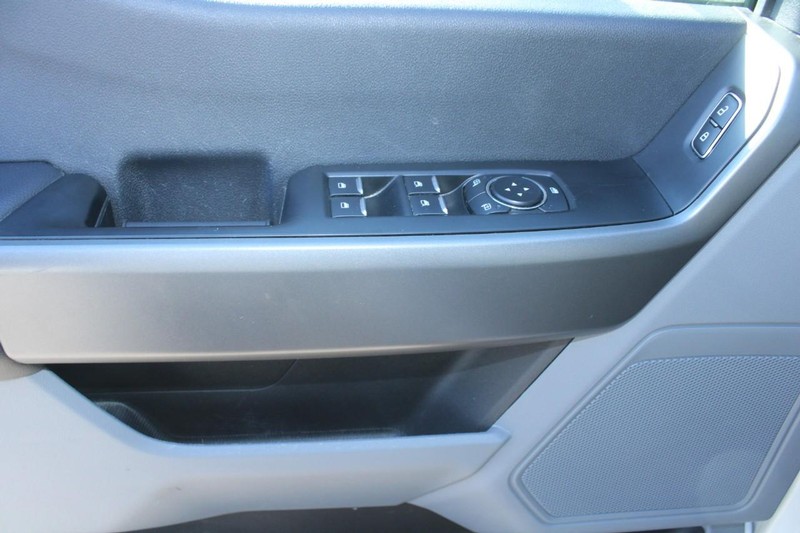 Ford Super Duty F-350 SRW Vehicle Full-screen Gallery Image 14