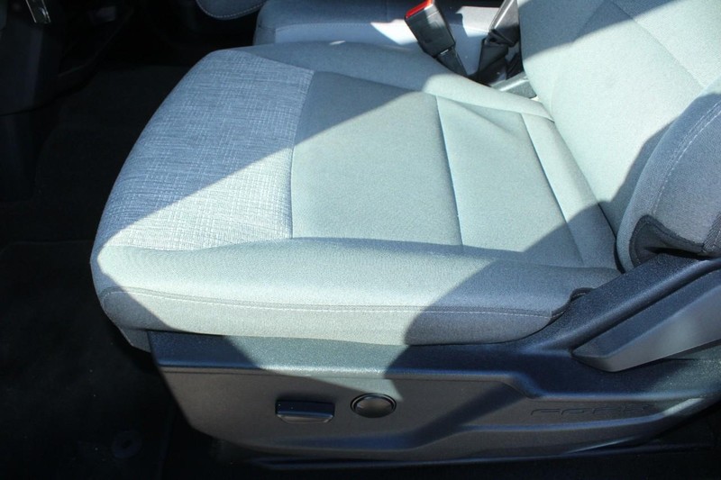 Ford Super Duty F-350 SRW Vehicle Full-screen Gallery Image 15