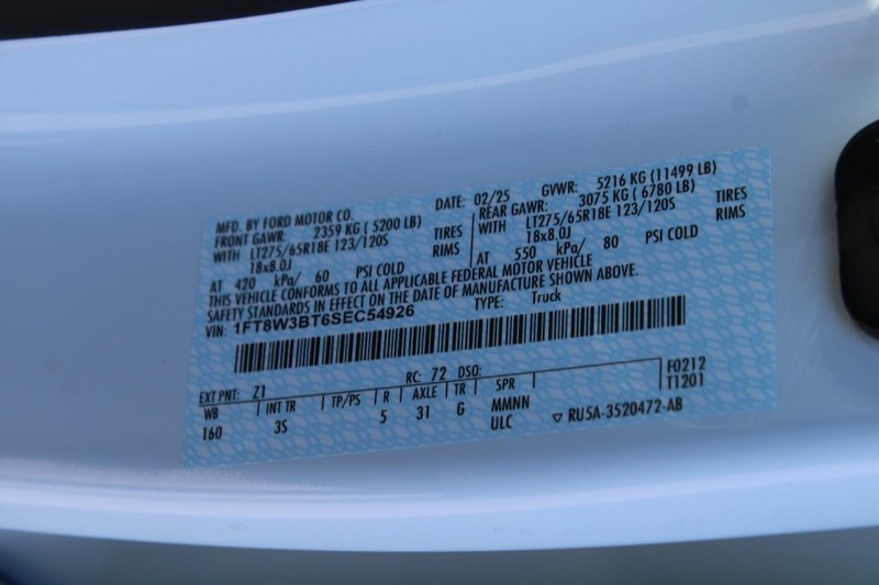 Ford Super Duty F-350 SRW Vehicle Full-screen Gallery Image 16