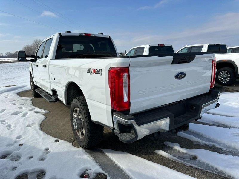 Ford Super Duty F-350 SRW Vehicle Full-screen Gallery Image 2