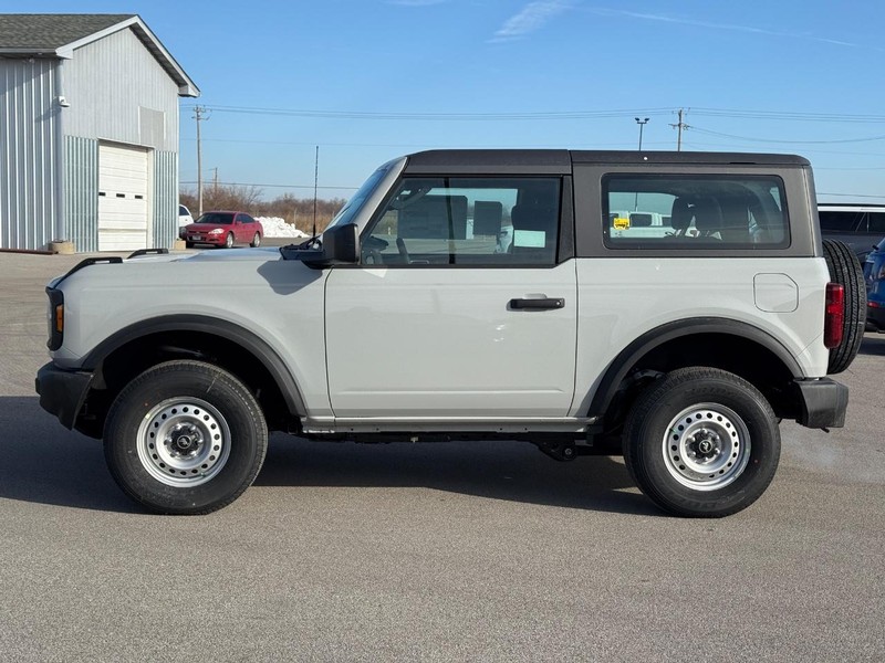 Ford Bronco Vehicle Full-screen Gallery Image 2