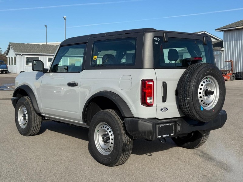 Ford Bronco Vehicle Full-screen Gallery Image 3