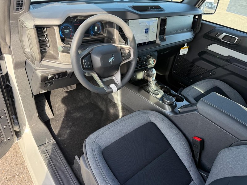 Ford Bronco Vehicle Full-screen Gallery Image 6