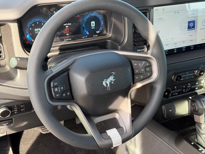 Ford Bronco Vehicle Full-screen Gallery Image 7