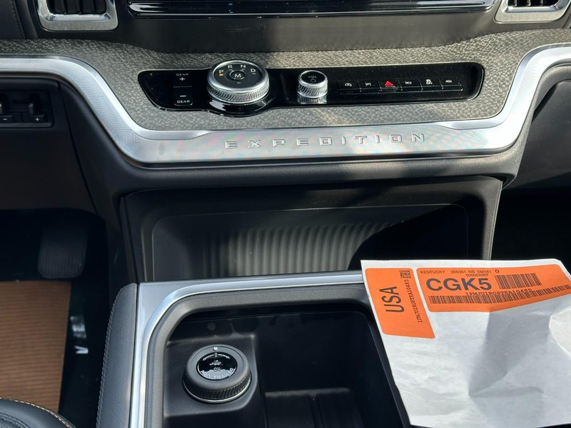 Ford Expedition Vehicle Full-screen Gallery Image 9