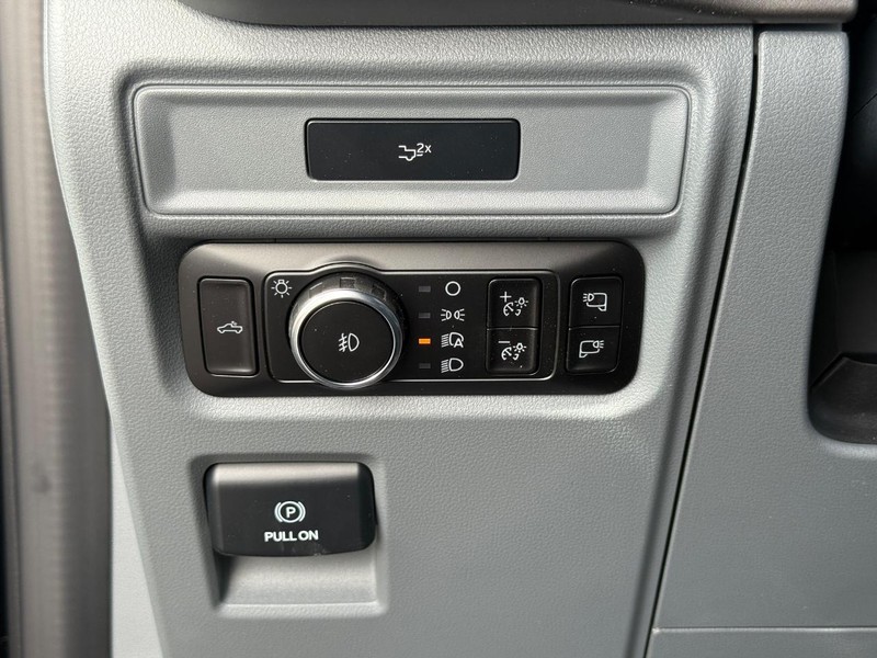 Ford F-150 Vehicle Full-screen Gallery Image 17