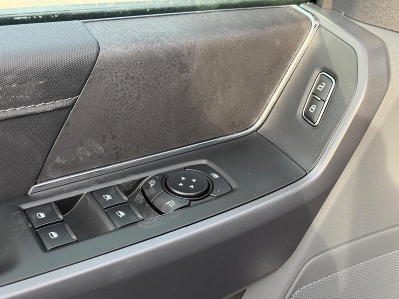 Ford F-150 Vehicle Full-screen Gallery Image 18