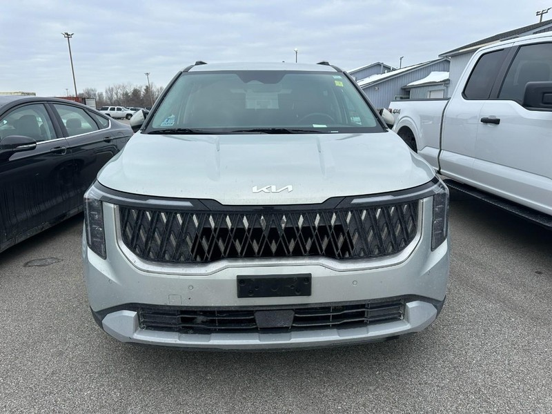 Kia Carnival Vehicle Full-screen Gallery Image 2