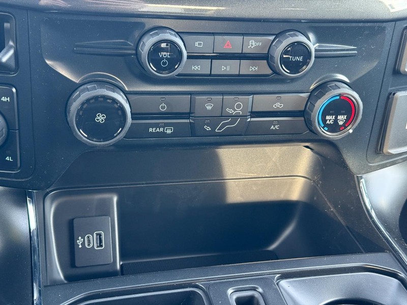 Ford F-150 Vehicle Full-screen Gallery Image 13