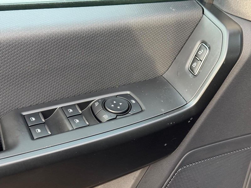 Ford F-150 Vehicle Full-screen Gallery Image 17