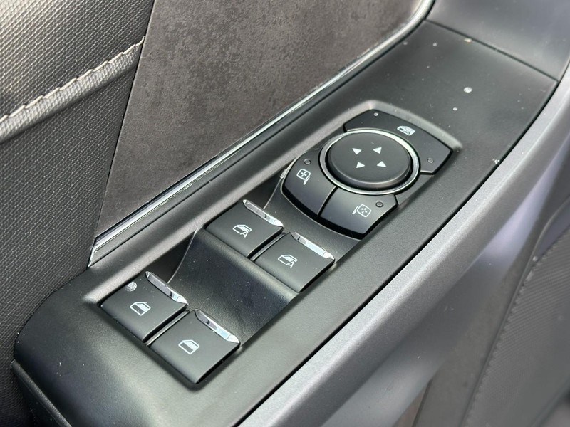 Ford F-150 Vehicle Full-screen Gallery Image 9