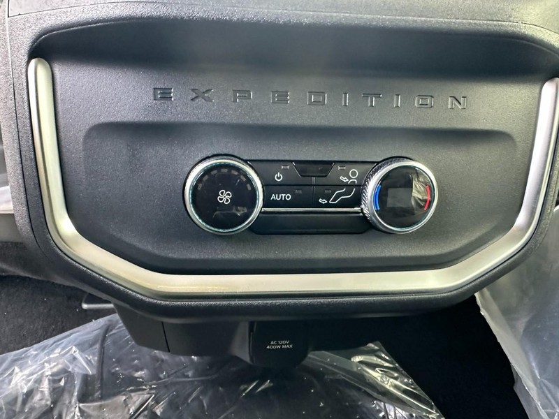 Ford Expedition Max Vehicle Full-screen Gallery Image 5