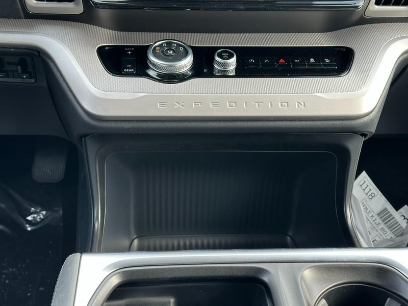 Ford Expedition Max Vehicle Full-screen Gallery Image 9