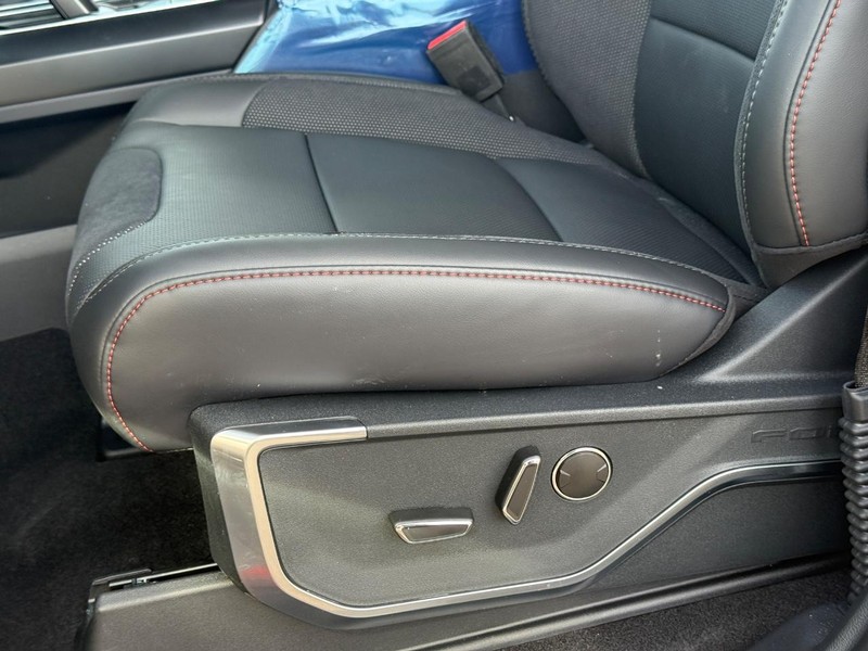 Ford F-150 Vehicle Full-screen Gallery Image 23