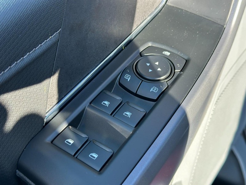 Ford F-150 Vehicle Full-screen Gallery Image 9