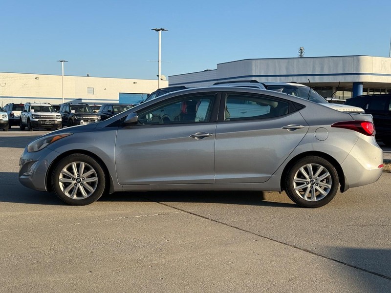 Hyundai Elantra Vehicle Full-screen Gallery Image 2
