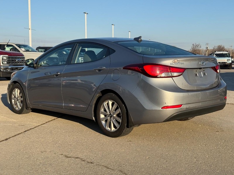 Hyundai Elantra Vehicle Full-screen Gallery Image 3