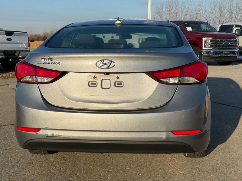 Hyundai Elantra Vehicle Full-screen Gallery Image 4