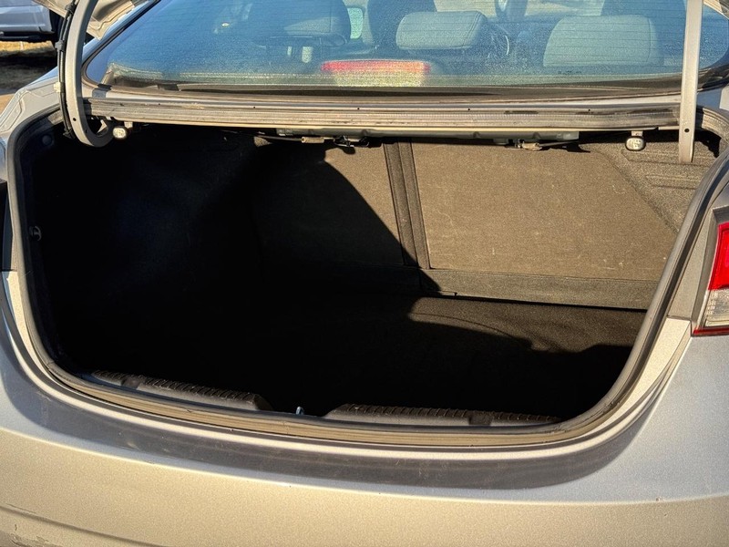 Hyundai Elantra Vehicle Full-screen Gallery Image 6