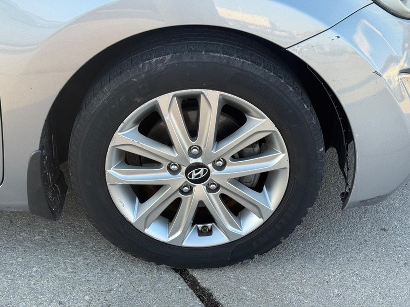 Hyundai Elantra Vehicle Full-screen Gallery Image 7