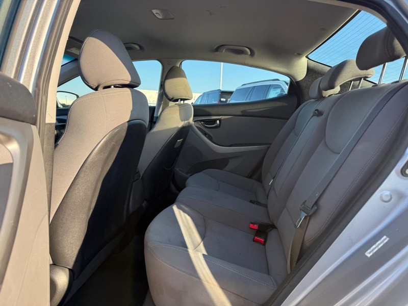 Hyundai Elantra Vehicle Full-screen Gallery Image 10