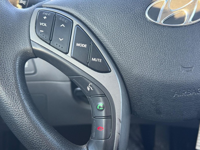 Hyundai Elantra Vehicle Full-screen Gallery Image 13