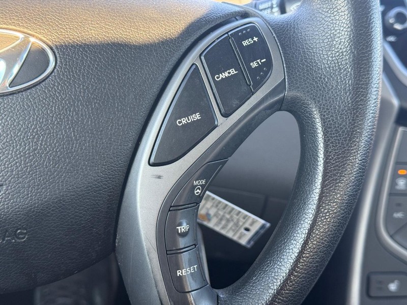 Hyundai Elantra Vehicle Full-screen Gallery Image 14