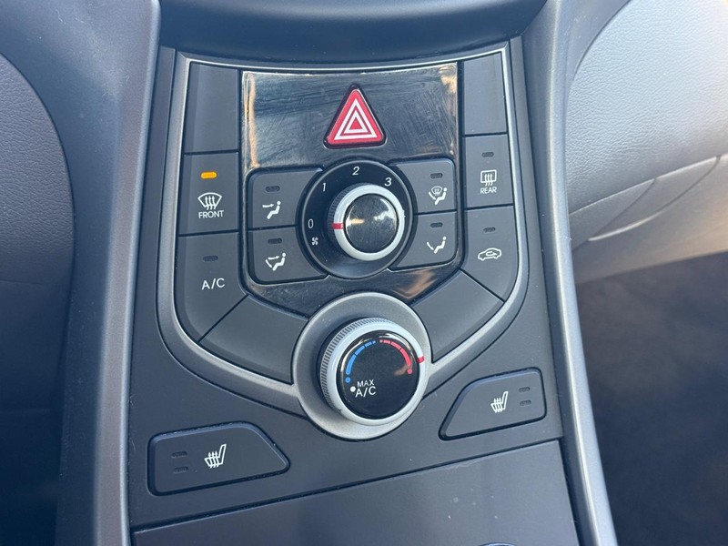 Hyundai Elantra Vehicle Full-screen Gallery Image 17