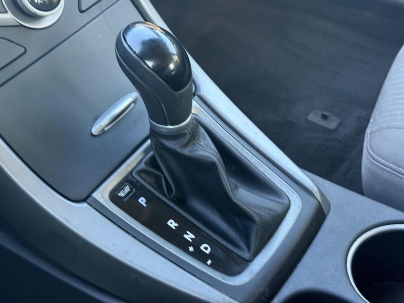 Hyundai Elantra Vehicle Full-screen Gallery Image 18