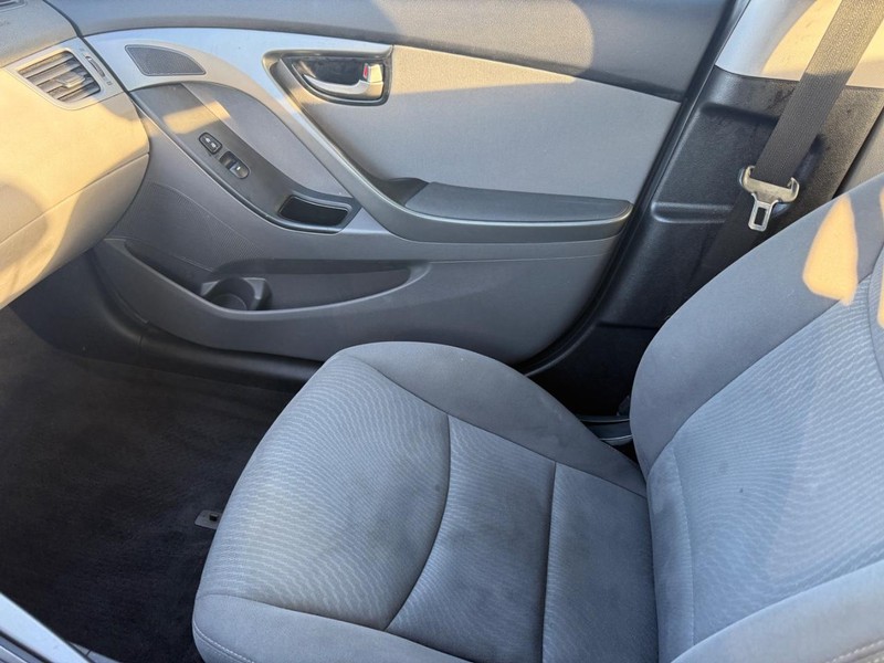 Hyundai Elantra Vehicle Full-screen Gallery Image 19