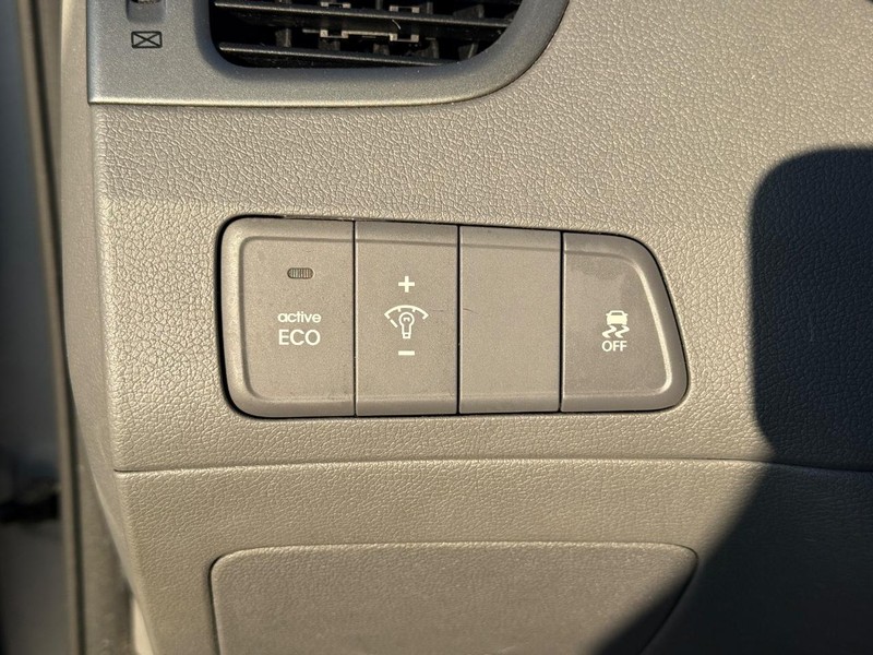 Hyundai Elantra Vehicle Full-screen Gallery Image 21