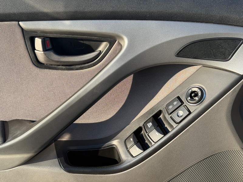 Hyundai Elantra Vehicle Full-screen Gallery Image 22