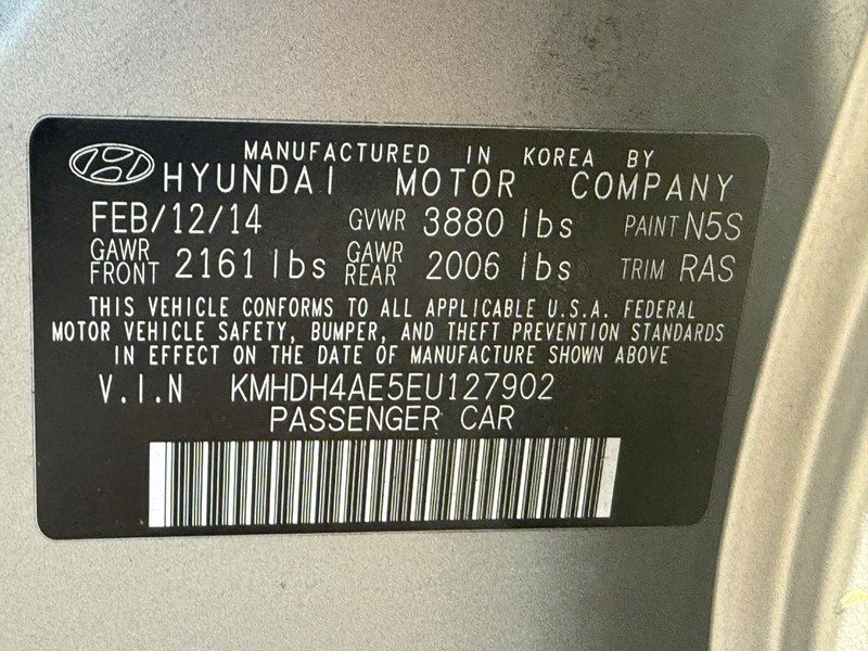 Hyundai Elantra Vehicle Full-screen Gallery Image 24