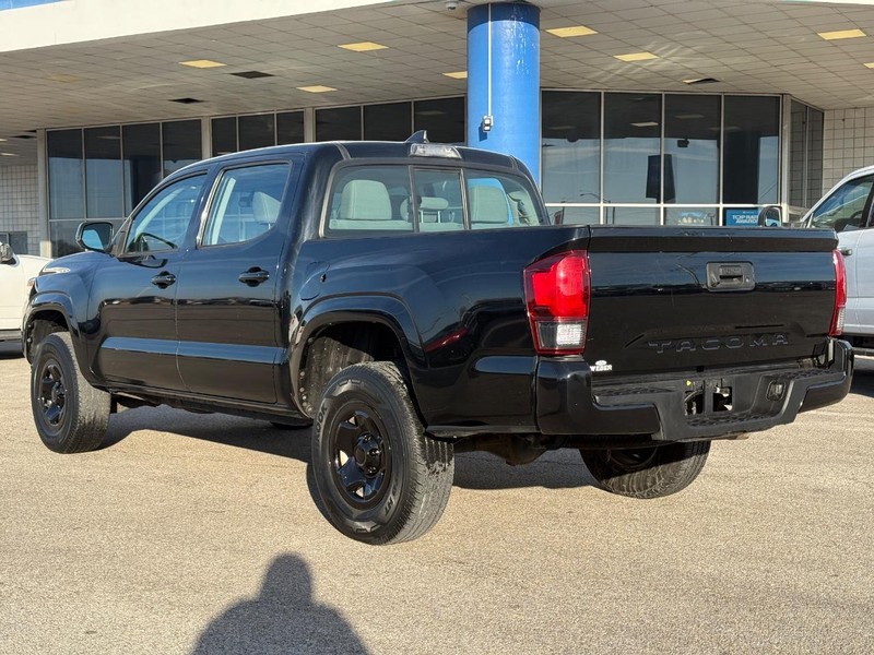 Toyota Tacoma Vehicle Full-screen Gallery Image 3