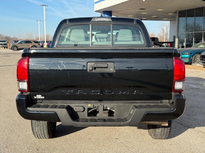 Toyota Tacoma Vehicle Full-screen Gallery Image 4