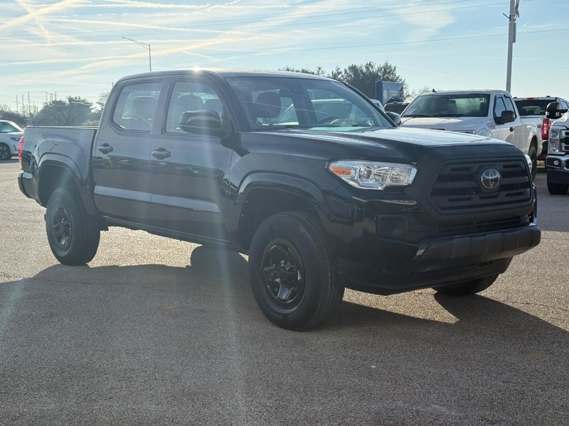 Toyota Tacoma Vehicle Full-screen Gallery Image 8
