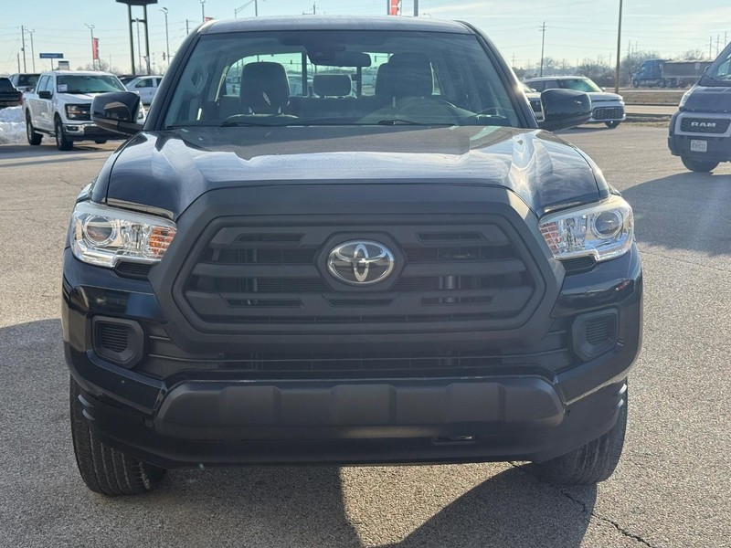 Toyota Tacoma Vehicle Full-screen Gallery Image 9