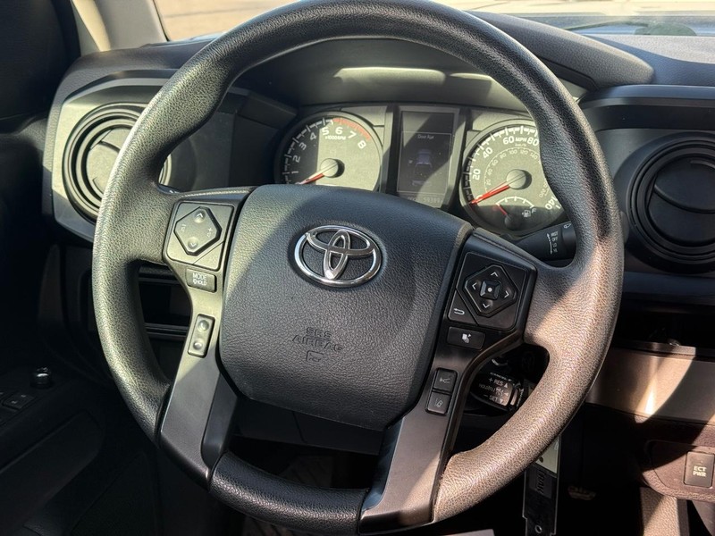 Toyota Tacoma Vehicle Full-screen Gallery Image 12