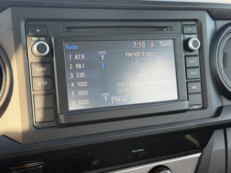 Toyota Tacoma Vehicle Full-screen Gallery Image 15