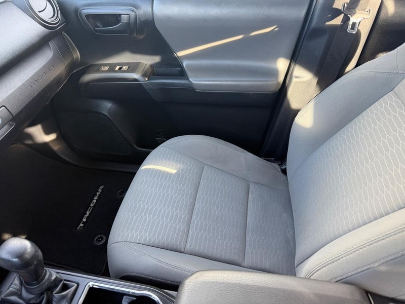 Toyota Tacoma Vehicle Full-screen Gallery Image 19