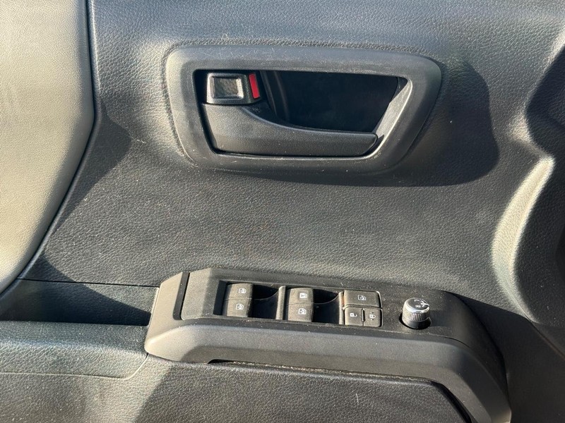 Toyota Tacoma Vehicle Full-screen Gallery Image 21